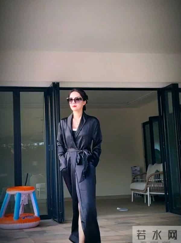 李念和两个儿子在自家豪宅泳池游泳,三胎儿子正脸曝光