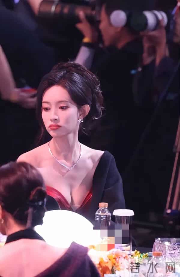 我若不欣赏两眼，倒显得不解风情了。孟姐有颜有身材，梦中情姐