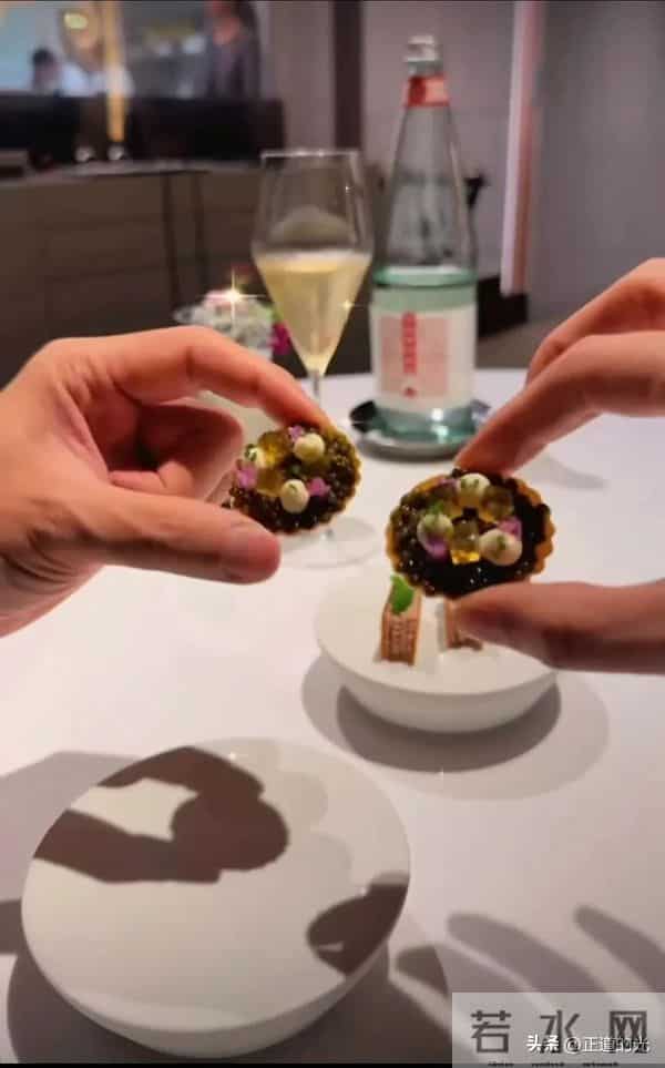 艾伦37岁生日 陈乔恩偶像包袱重 时刻保持8颗牙假笑 桌上只有三碟菜