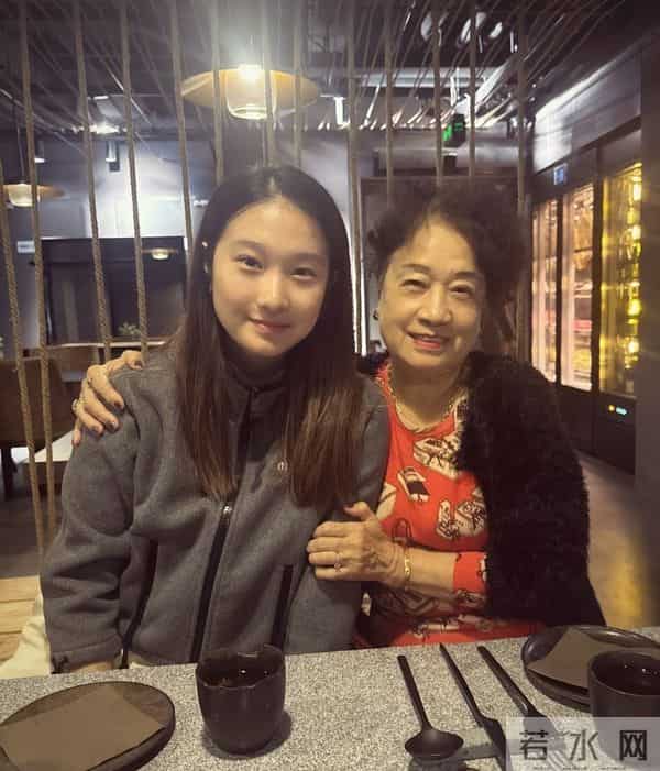 17岁爱马晒与姥姥合影，和妈妈同脸、爸爸同笑，这基因也太强了！