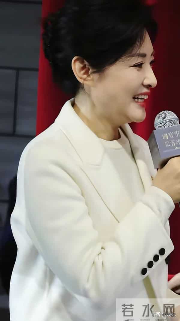 57岁周涛现身哈尔滨:白西装+阔腿裤,端庄大气,状态好得像35岁