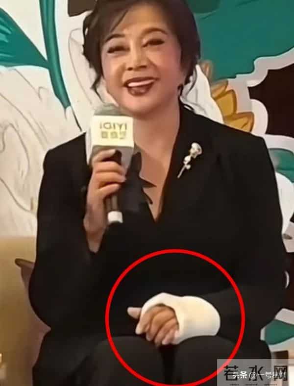 75岁"风流妖精"刘晓庆，意外摔倒后走不动路，担心的事还是发生了
