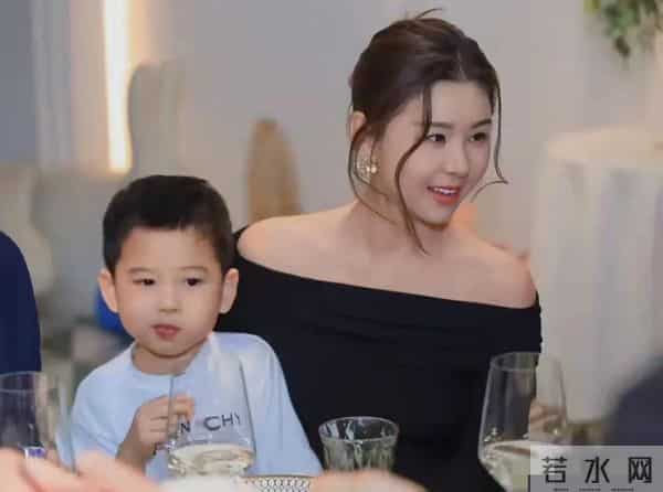 王雷小儿子4岁生日被8岁大儿子抢风头 目测1米5胖到110斤 弟弟好萌