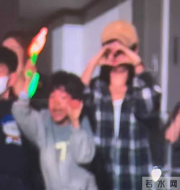 40岁陈妍希带娃追星现场萌翻 娃娃脸依旧 儿子和吴京孩子同框像兄弟