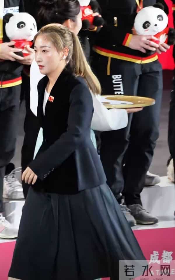 刘诗雯现身成都混团赛颁奖，黑西装搭百褶裙气质优雅美得好耀眼