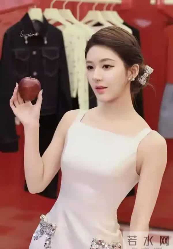 赵露思粉色刺绣裙亮相上海!韩式盘加精致五官,像财阀千金大小姐