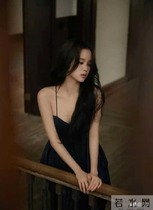 欧阳娜娜，身穿黑色吊带裙破碎感十足