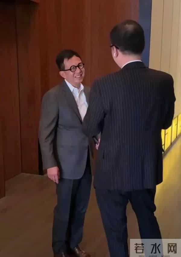 61岁李泽钜最新露面！头发花白比弟弟苍老太多，老婆和子女状态好