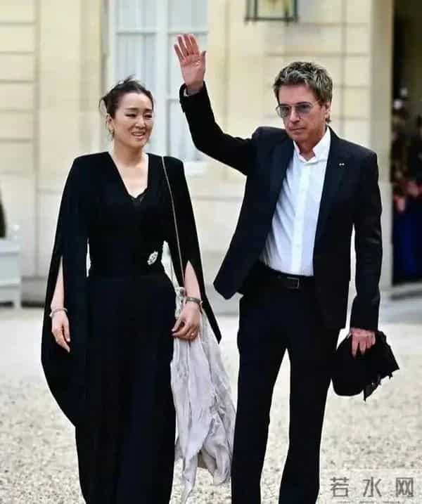 巩俐陪马克龙吃烤鸭：素颜黑衣压全场，一个细节暴露她的"不简单"