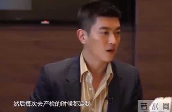 45岁霍思燕现身机场，貂皮配皮靴子老土显矮，杜江打扮的像个大爷