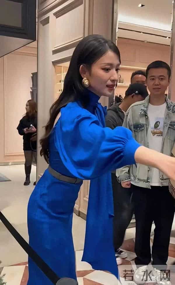 老天呐,差点没认出来,难怪那么多人喜欢她,真人比电视上好看