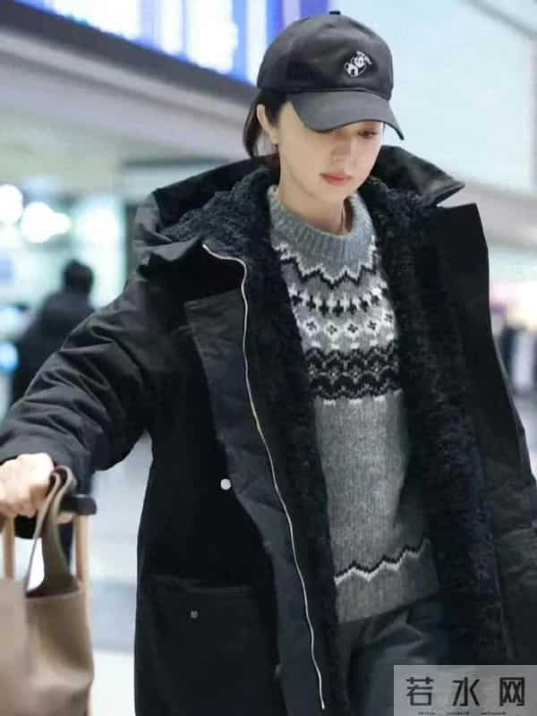 董璇真是穿搭高手!黑色羽绒服提花毛衣灰色阔腿裤,高级又洋气!
