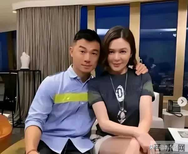 63岁关之琳街头被偶遇！170身高碾压全场，脱口罩贴脸合影太宠粉