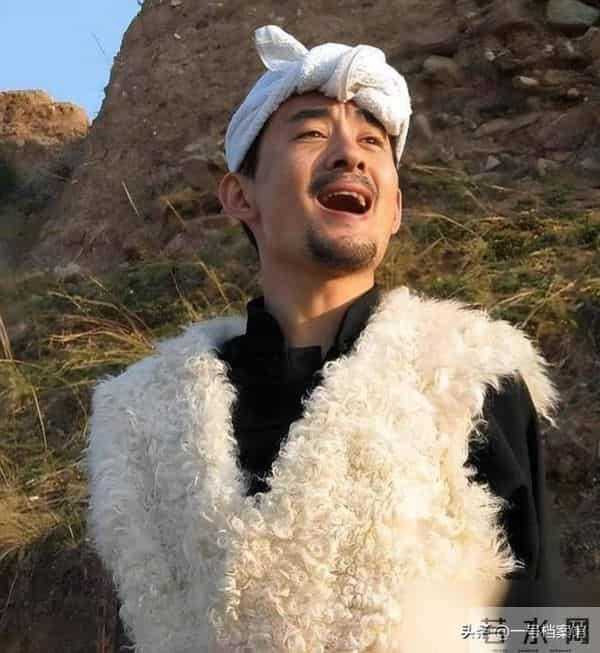 事实证明，“消失”9年的歌手阿宝， 早就走上了一条“不归路”