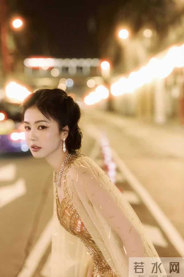 白鹿黄金礼服性感写真