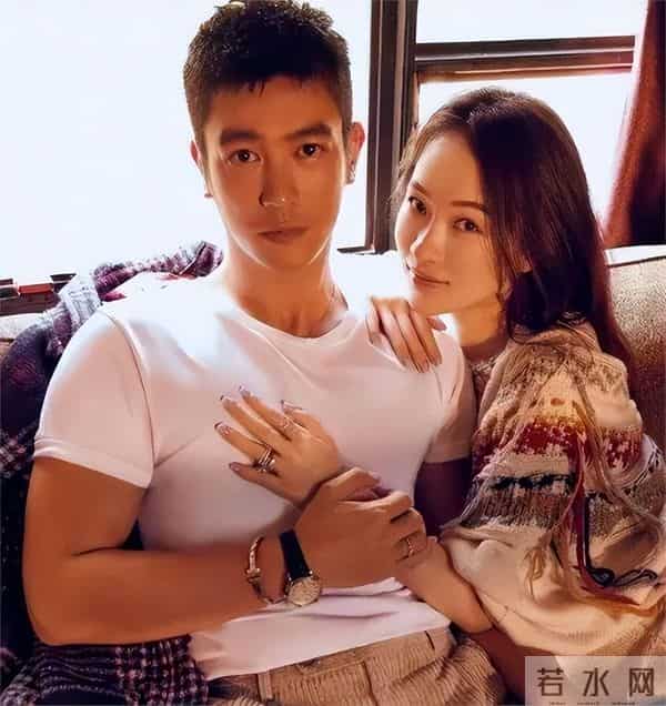 45岁霍思燕现身机场，貂皮配皮靴子老土显矮，杜江打扮的像个大爷