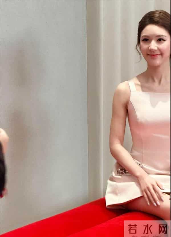 26岁赵露思回归！一身灰色皮草贵气逼人，网友：似熹贵妃回宫