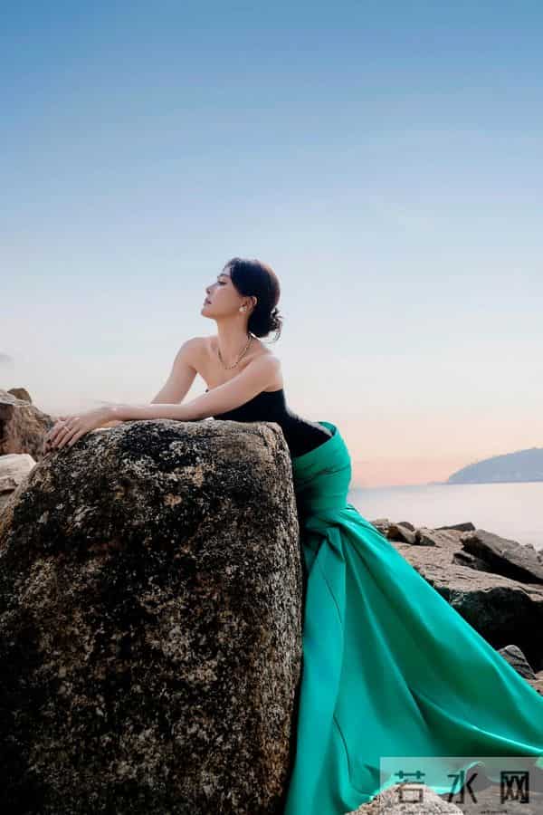 秦岚性感抹胸礼服,姿势太妖娆了