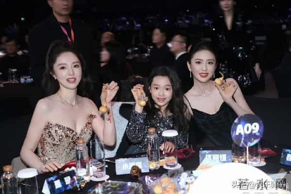 好羡慕！董璇女儿小酒窝一口气晒17张合影，数位明星主动贴脸合照