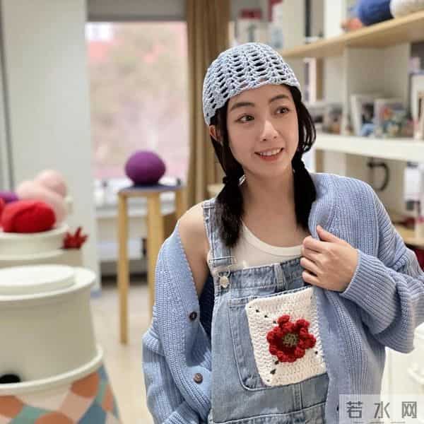 74岁刘銮雄坐轮椅现身，站立需搀扶洁癖严重，甘比一脸疲惫气色差