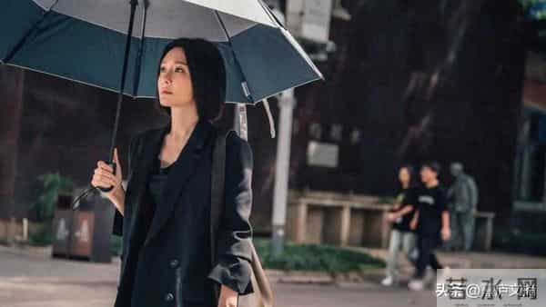 秦岚46岁嫩回少女!穿搭秘诀公开,学到就是赚到!