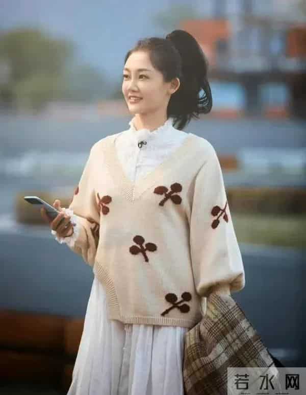 苗苗身穿白色小清新连衣裙叠加针织毛衣搭配棕色长靴,真时髦洋气