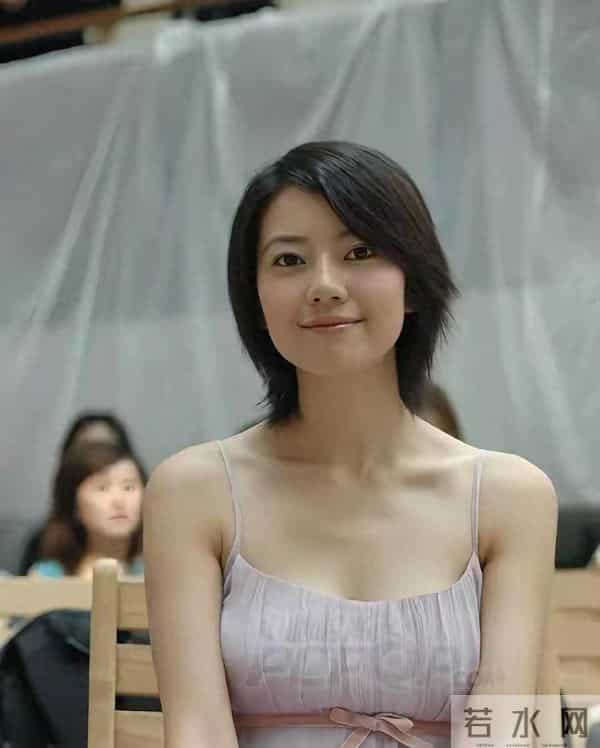 高圆圆早期活动现场那时的她确实是清纯的代名词笑容甜美宛如初恋