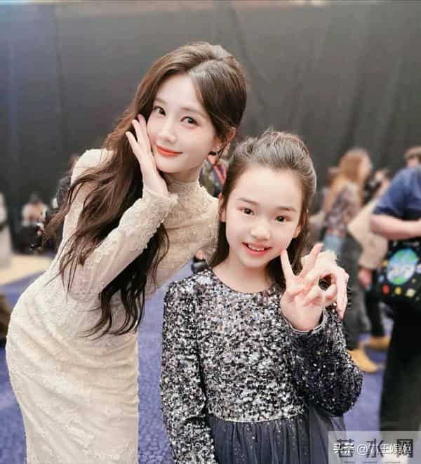 小酒窝晒17张明星合影,尖叫之夜成“团宠”,被赞内娱追星天花板