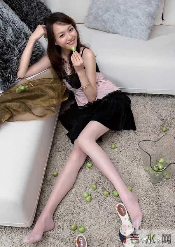 唐嫣90后穿搭 ‖美腿玉足,这笑容太治愈了