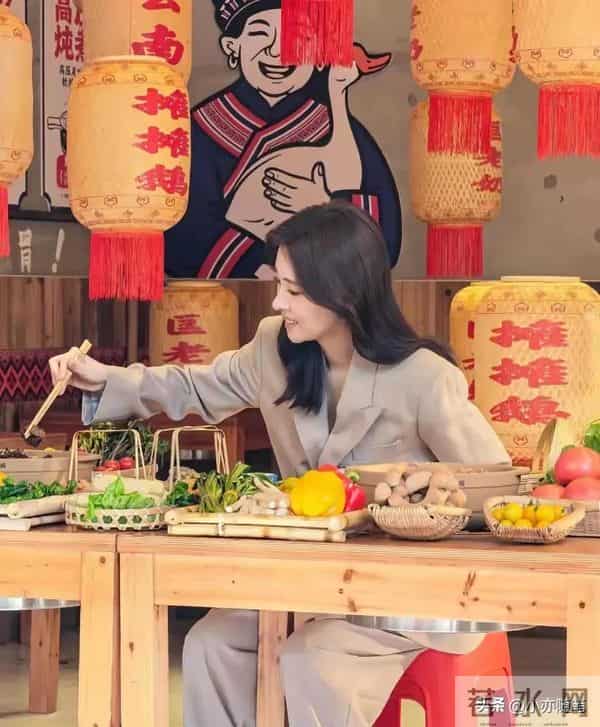 张碧晨在昆明吃火锅被偶遇,美得不可方物,嘟嘴的模样又萌又可爱