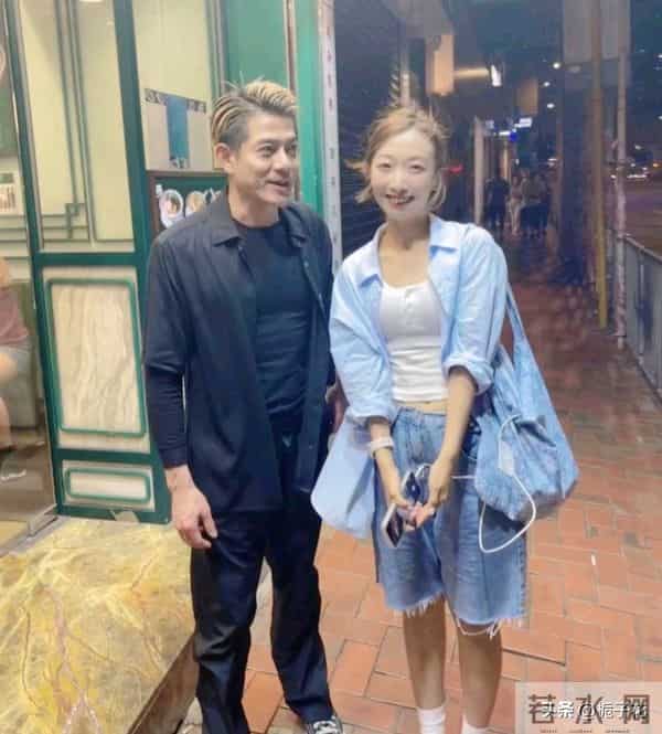 60岁郭富城在香港街头被偶遇,他身材精装,面带笑容,好平易近人