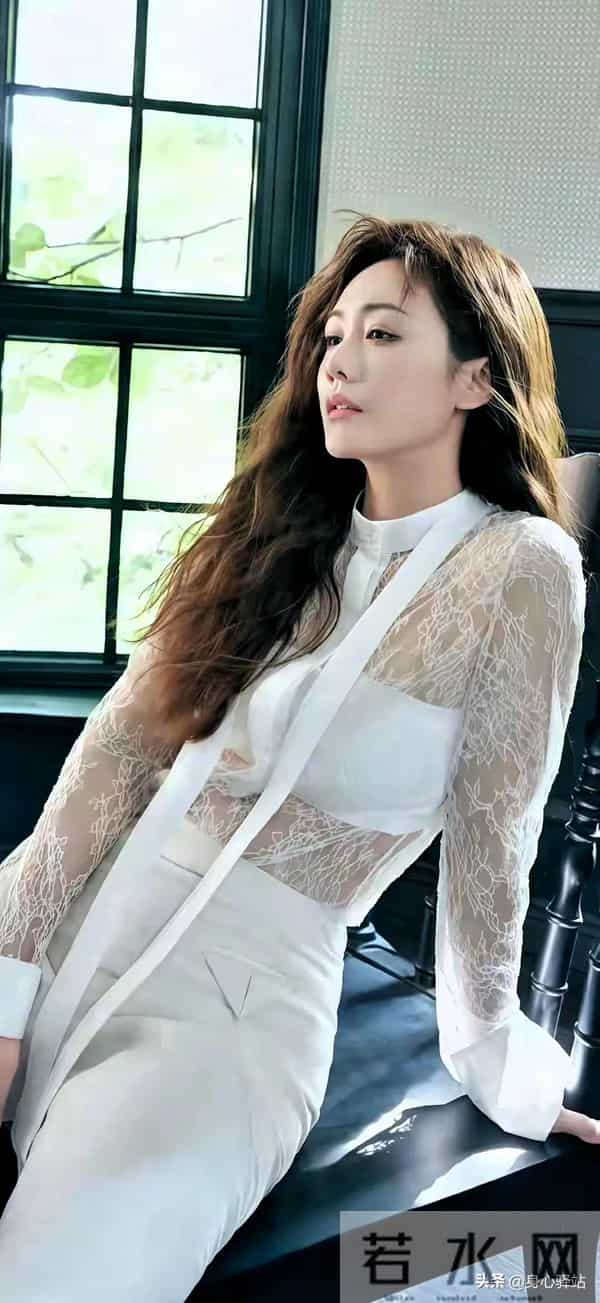 43岁刘芸近照曝光！穿吊带裙曲线惊艳，网友：这身材和状态太绝了