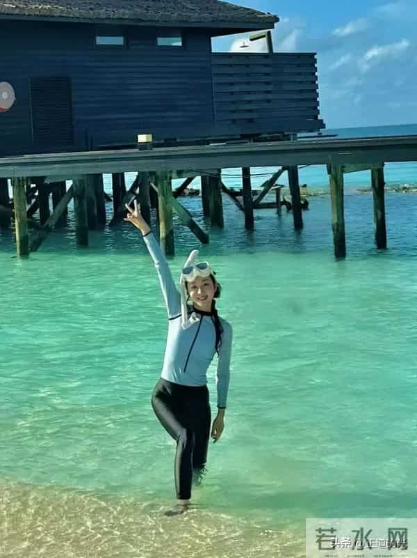 夏露晒泳装照 秀美背大长腿 疑马龙为妻拍照 陪两个儿子马尔代夫度假