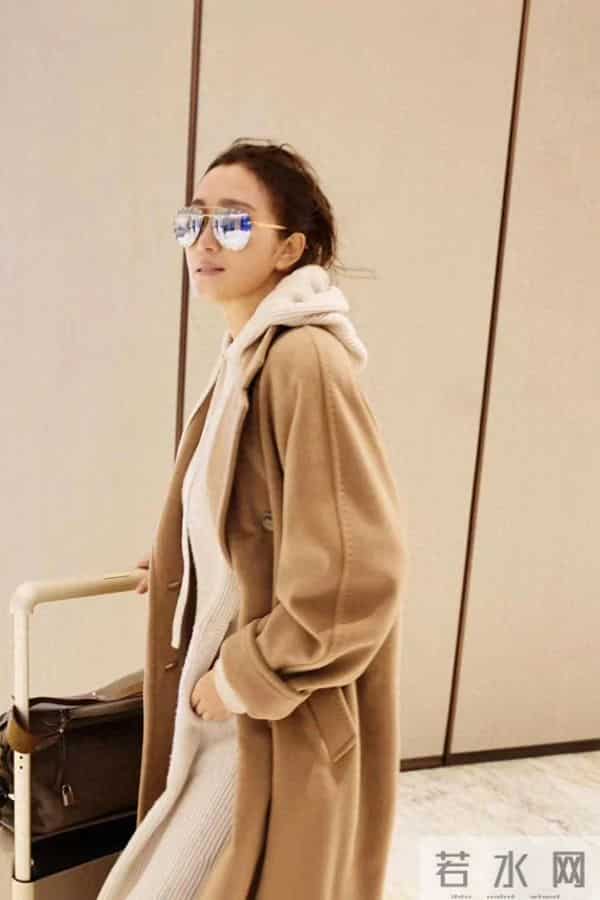 巩俐换风格后气质大变！驼色大衣+连帽针织裙，时髦休闲又高级！