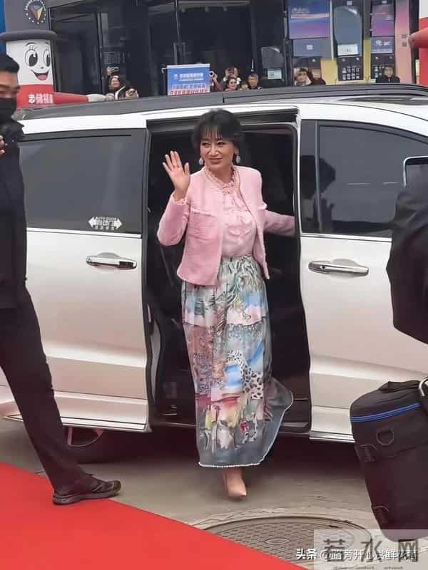 71岁赵雅芝戴假发穿10厘米高跟鞋出席活动 优雅好看 她这岁数会崴脚