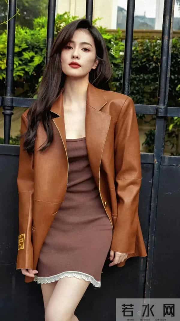 白鹿气质大波浪，身穿咖色打底裙搭配棕色皮衣外套尽显高级时尚感