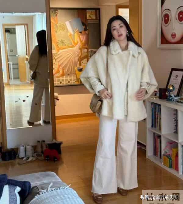 朱珠41岁与老公外出逛街,夫妻俩造型贵气,简直是金童玉女