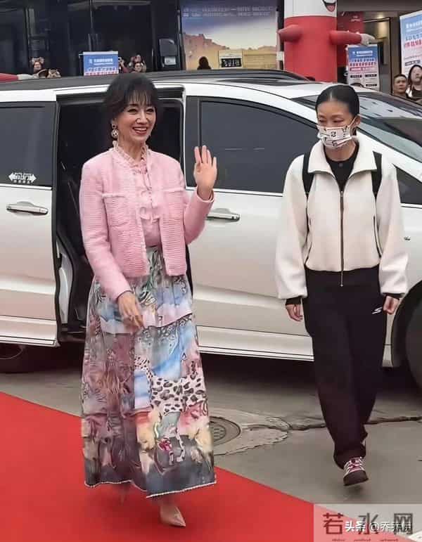 71岁赵雅芝戴假发穿10厘米高跟鞋出席活动