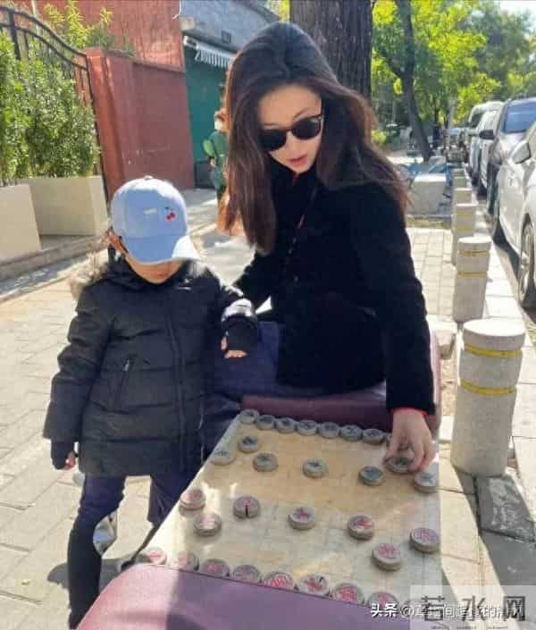 41岁朱珠带闺女在北京溜达,她身材老苗条了,纯素颜皮肤贼好。