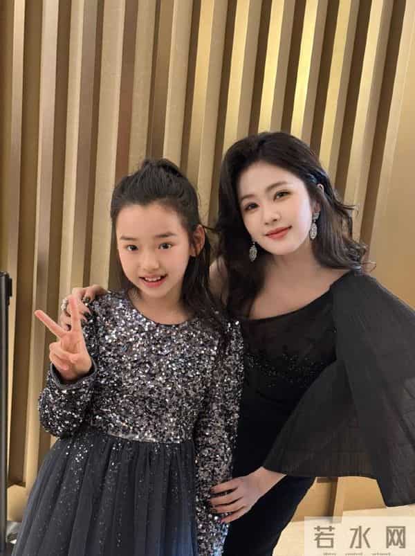 尖叫之夜众星云集,小酒窝却成最大赢家,晒17张明星合影出尽风头