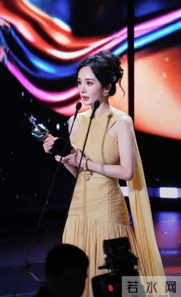 杨幂一袭暖黄长裙登爱奇艺尖叫之夜，领奖造型美到犯规