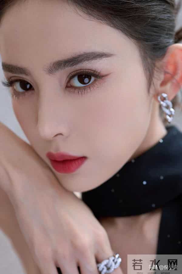 古力娜扎绝美造型，一袭露背黑裙，性感迷人