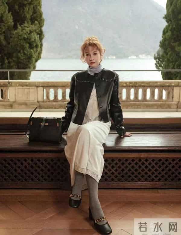 吴昕会穿是数一数二的！黑色皮衣高领衫小白裙，时髦洋气又高级！