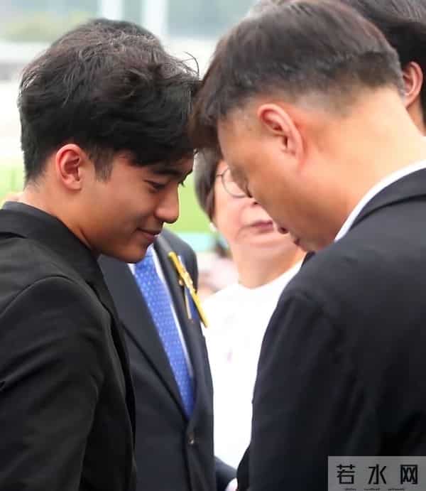 张柏芝大儿子现身马场,才18岁就已经有了人夫感,比谢霆锋稳重!