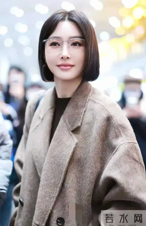 46岁秦岚身穿棕牦牛绒长款大衣赴爱奇艺尖叫之夜,太时尚大气