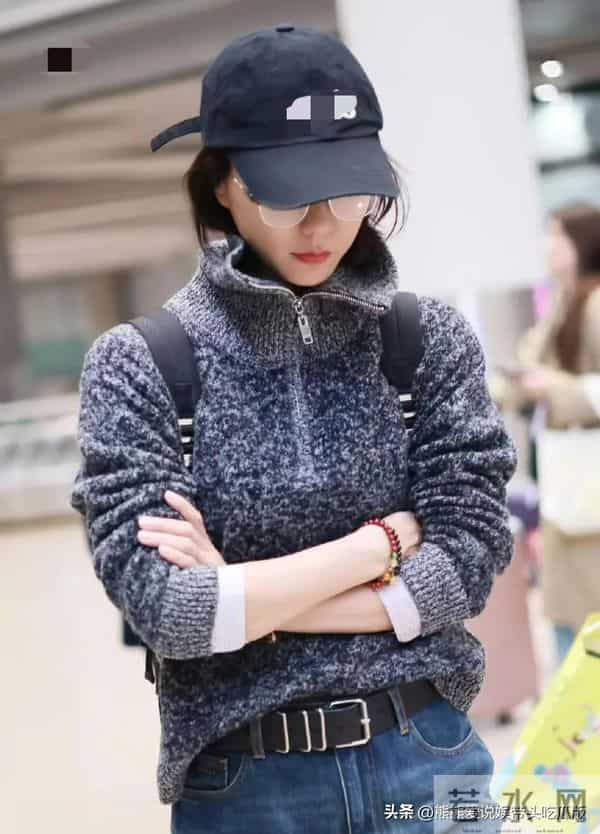 王珞丹机场私服真时髦！穿灰色半拉链毛衣+牛仔裤，高级又洋气！