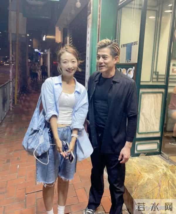 60岁郭富城现身香港铜锣湾街边,他染了一头黄毛,脚上穿着帆布鞋