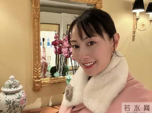 港姐自曝商演被摸私处,小鲜肉倒追她:24岁男追50岁女星?