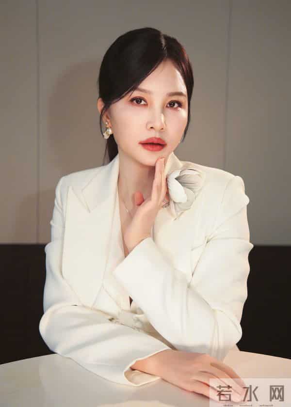 陶红,她是老牌演员了,越老越有成熟的魅力