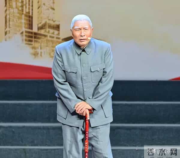 他是国家一级演员,演了半辈子戏,戏外爱妻如命,却为儿子操碎心